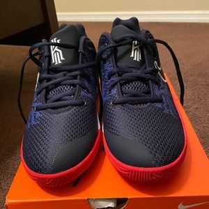 Youth Size 5 Nike KYRIE Flytrap II
